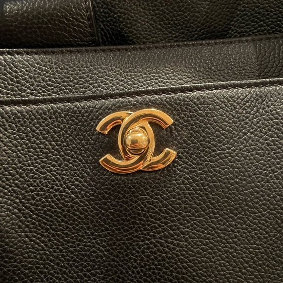 Chanel cerf tote black with gold hardware - Picture 5 of 14